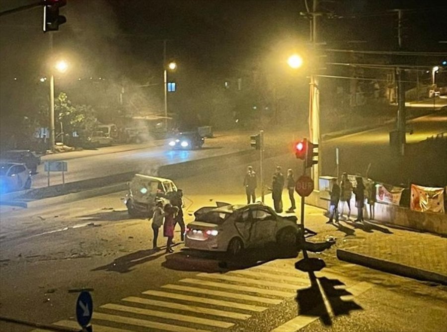 Antalya'da İki Otomobil Çarpıştı: 3 Ölü, 4 Yaralı