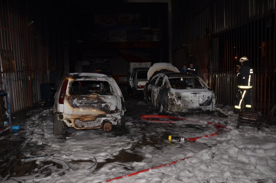 Antalya'da Tamirhanede Çıkan Yangın 4 Araçta Hasara Neden Oldu