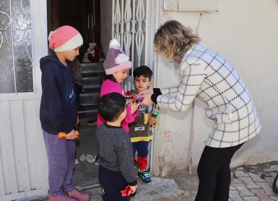 Elmalı'da İhtiyaç Sahibi Çocuklara Kışlık Giysi Yardımı Yapıldı