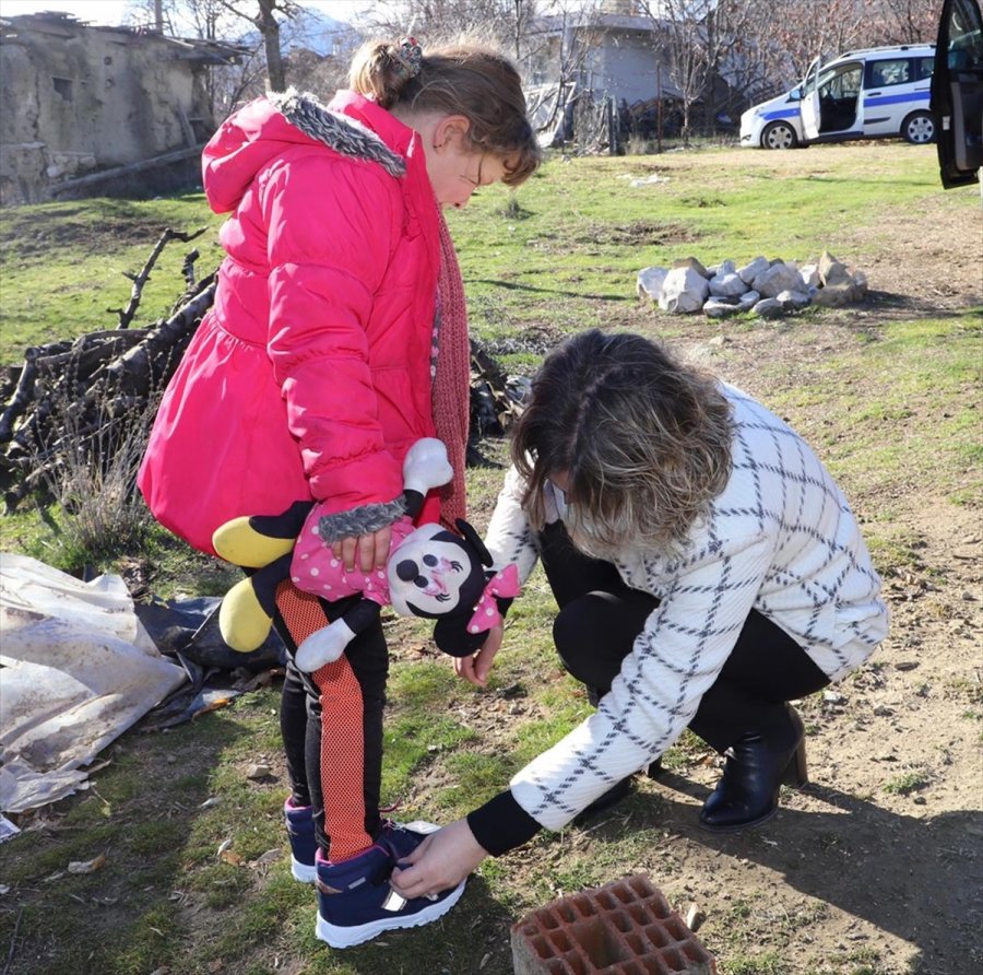 Elmalı'da İhtiyaç Sahibi Çocuklara Kışlık Giysi Yardımı Yapıldı