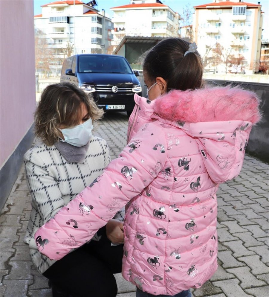 Elmalı'da İhtiyaç Sahibi Çocuklara Kışlık Giysi Yardımı Yapıldı