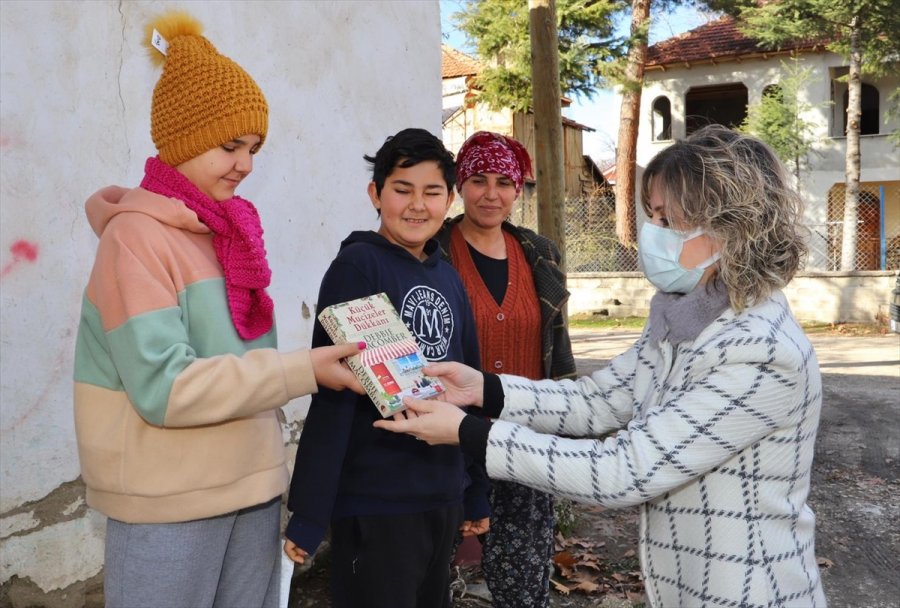 Elmalı'da İhtiyaç Sahibi Çocuklara Kışlık Giysi Yardımı Yapıldı