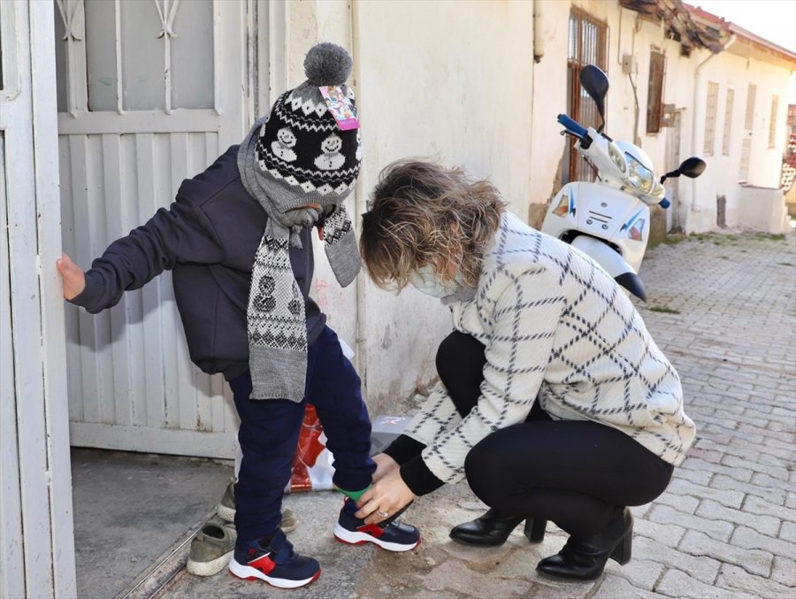 Elmalı'da İhtiyaç Sahibi Çocuklara Kışlık Giysi Yardımı Yapıldı