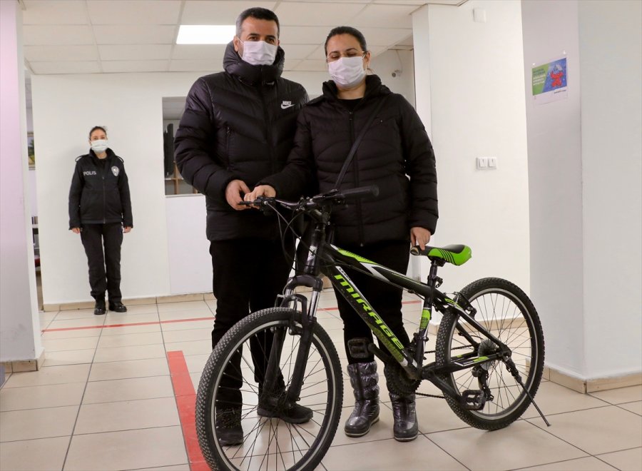 Eskişehir'de Tanınmamak İçin Gözlük Ve Şapka Takan Bisiklet Hırsızı Polisten Kaçamadı