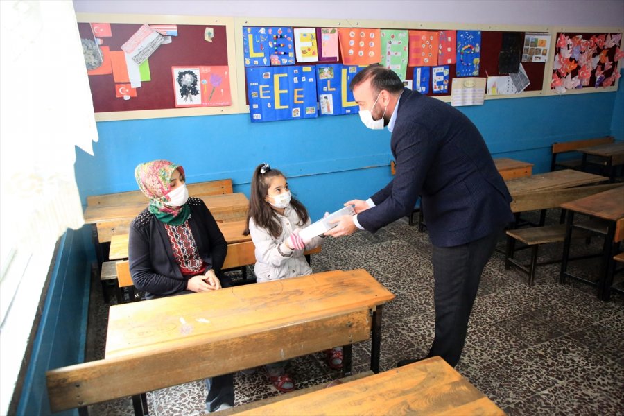 Hayırsever İş İnsanı Kapı Kapı Gezerek İhtiyaç Sahibi Öğrencilere Tablet Ulaştırıyor