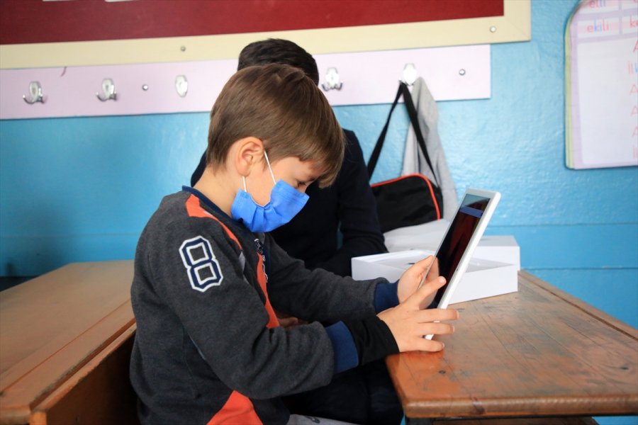 Hayırsever İş İnsanı Kapı Kapı Gezerek İhtiyaç Sahibi Öğrencilere Tablet Ulaştırıyor