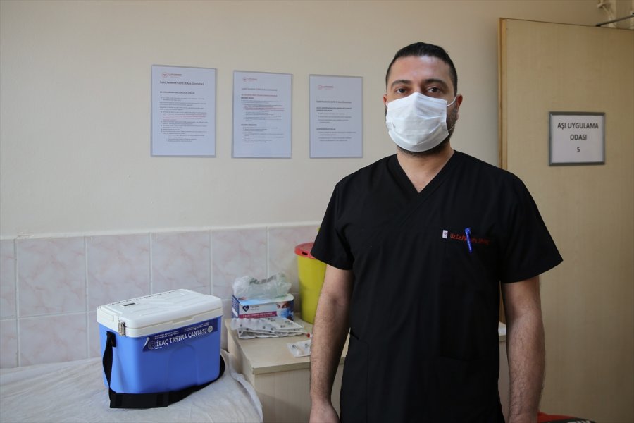 Sağlık Çalışanları Kovid-19 Aşısı Uygulamasından Memnun