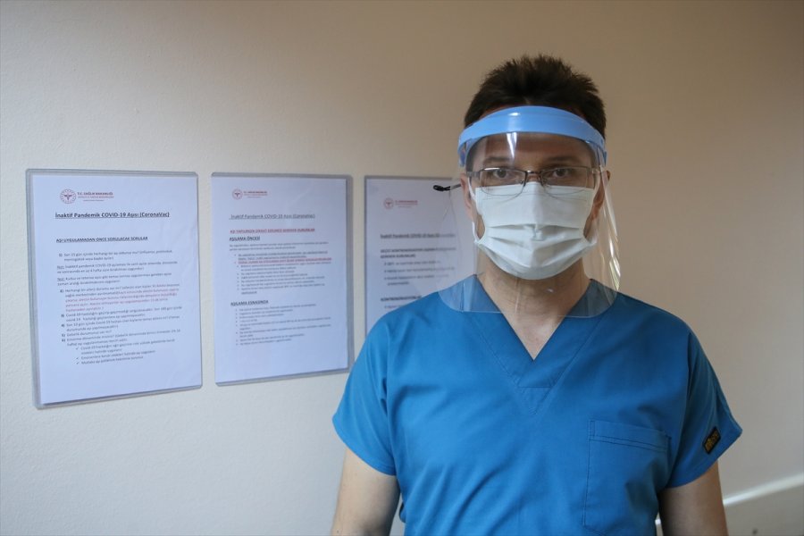 Sağlık Çalışanları Kovid-19 Aşısı Uygulamasından Memnun