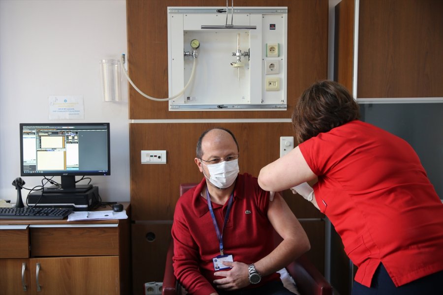 Sağlık Çalışanları Kovid-19 Aşısı Uygulamasından Memnun