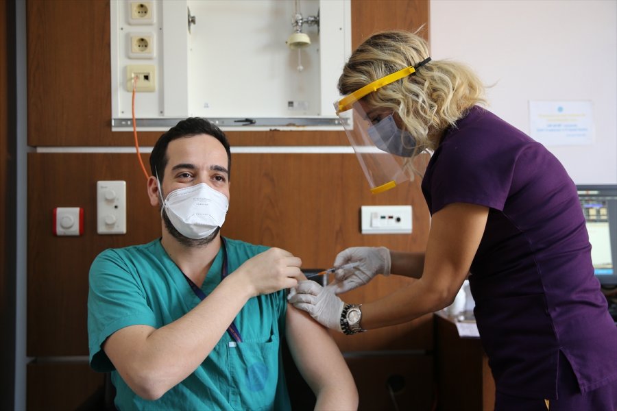 Sağlık Çalışanları Kovid-19 Aşısı Uygulamasından Memnun