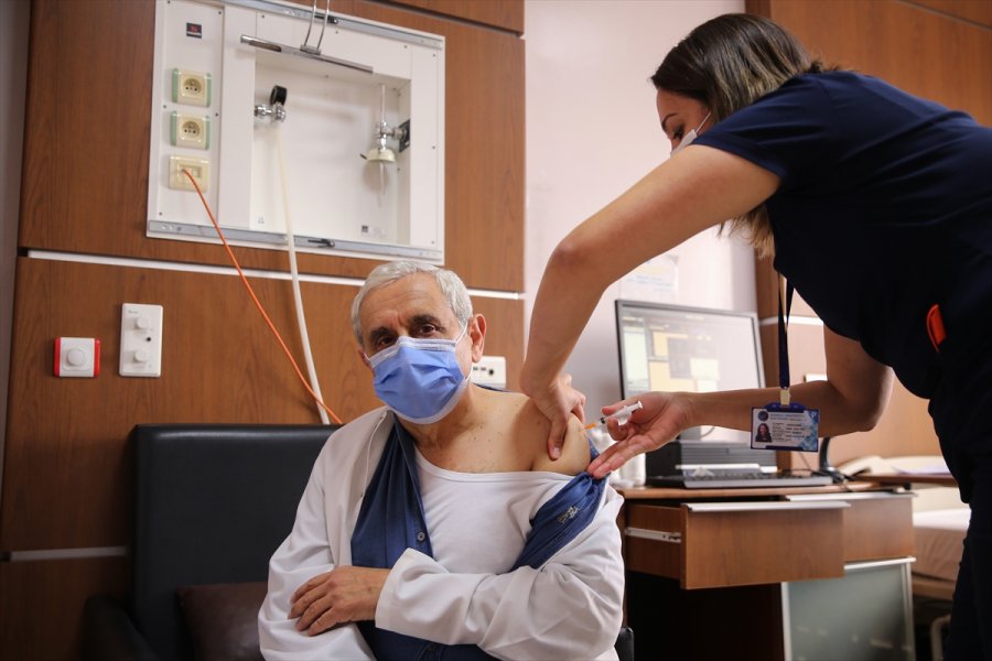 Sağlık Çalışanları Kovid-19 Aşısı Uygulamasından Memnun