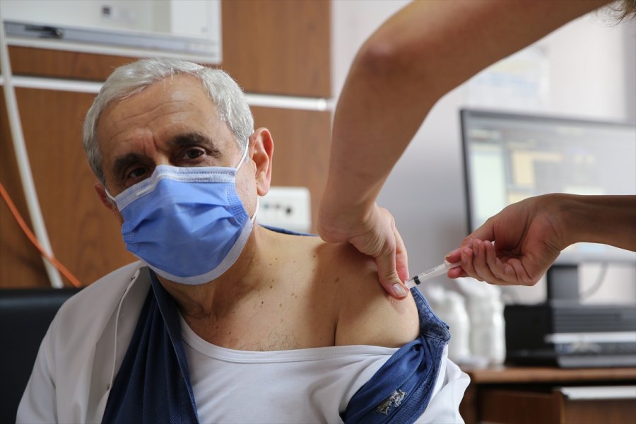 Sağlık Çalışanları Kovid-19 Aşısı Uygulamasından Memnun