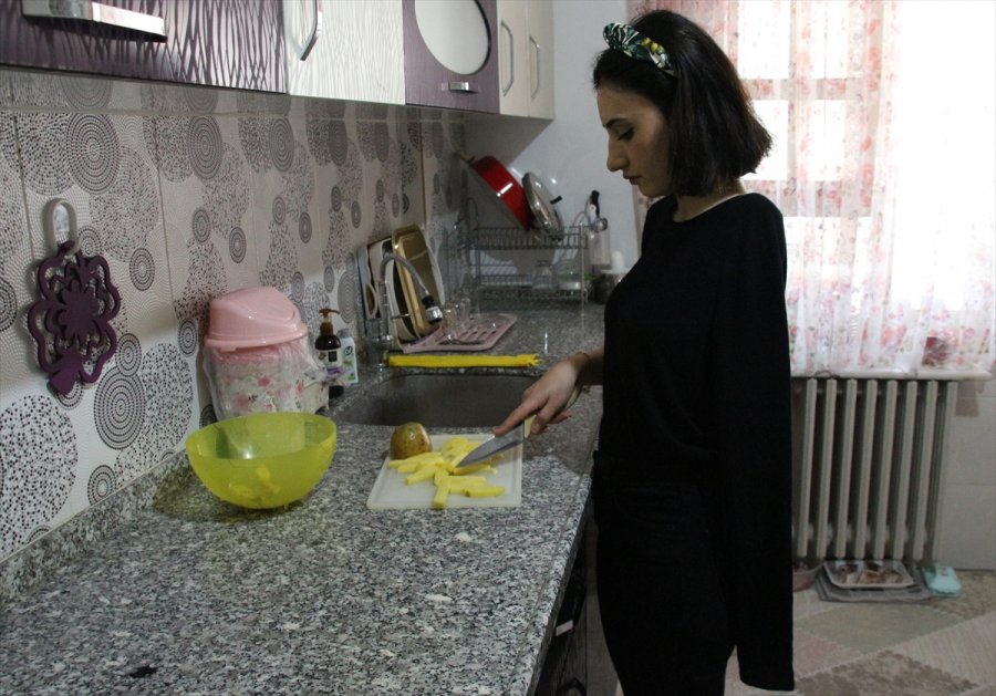 Hastalığı Nedeniyle Bir Kolunu Kaybeden Eski Milli Sporcu Hayata Sıkıca Tutunuyor