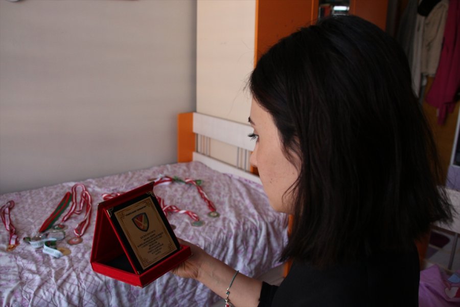 Hastalığı Nedeniyle Bir Kolunu Kaybeden Eski Milli Sporcu Hayata Sıkıca Tutunuyor