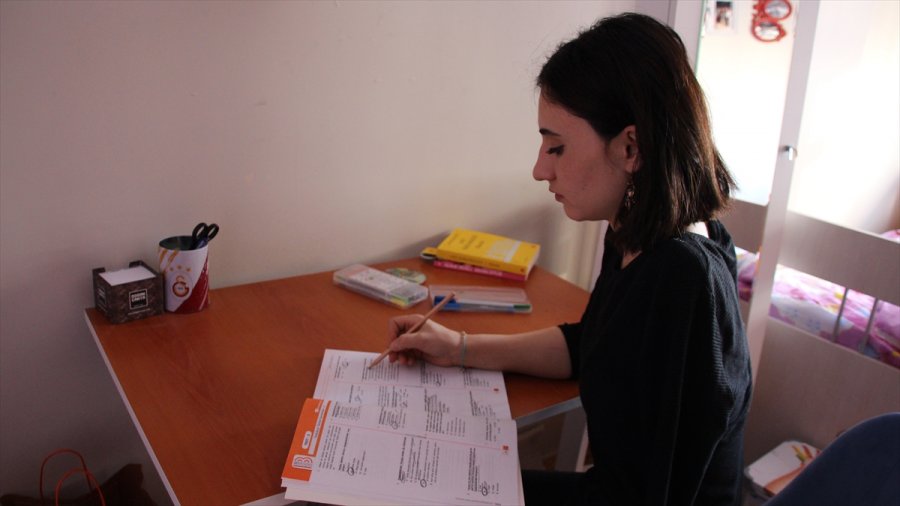 Hastalığı Nedeniyle Bir Kolunu Kaybeden Eski Milli Sporcu Hayata Sıkıca Tutunuyor