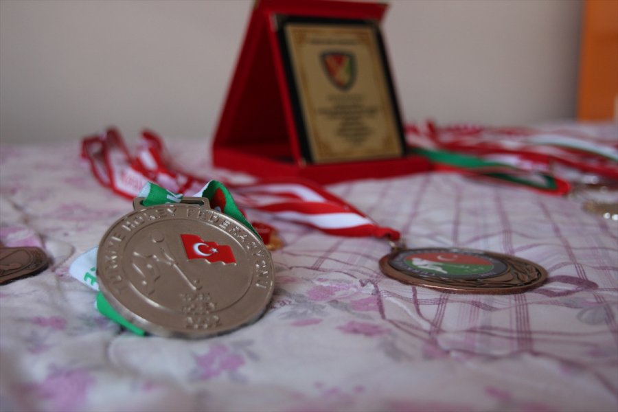 Hastalığı Nedeniyle Bir Kolunu Kaybeden Eski Milli Sporcu Hayata Sıkıca Tutunuyor