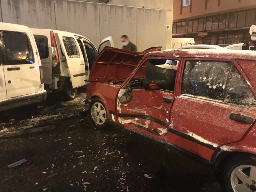 Kayseri'de Kontrolden Çıkan Otomobil Park Halindeki 3 Polis Aracına Çarptı