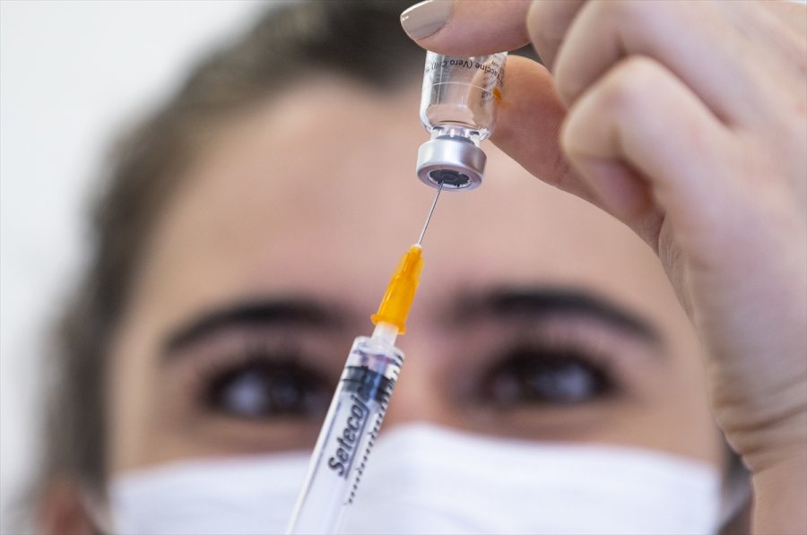 Kovid-19 Aşısı Yaptıran Sağlık Çalışanı Sayısı 700 Bini Geçti