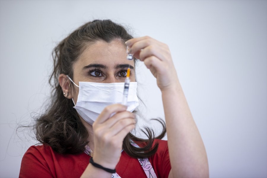 Kovid-19 Aşısı Yaptıran Sağlık Çalışanı Sayısı 700 Bini Geçti