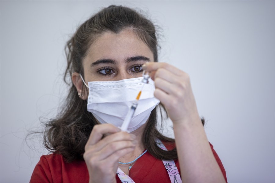 Kovid-19 Aşısı Yaptıran Sağlık Çalışanı Sayısı 700 Bini Geçti