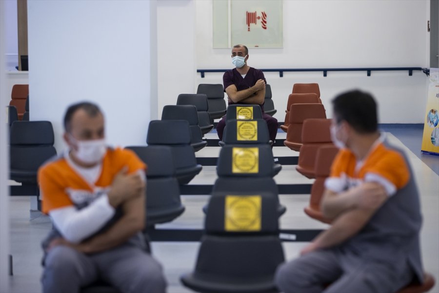 Kovid-19 Aşısı Yaptıran Sağlık Çalışanı Sayısı 700 Bini Geçti