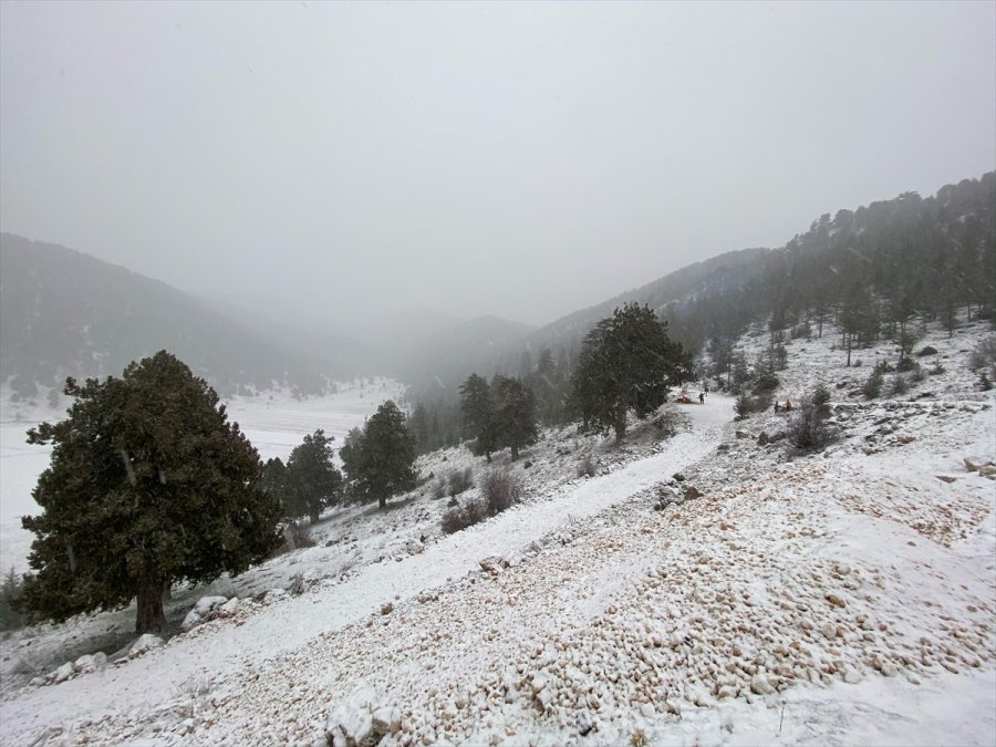 Antalya'nın Kaş İlçesinde Yüksek Kesimler Beyaza Büründü