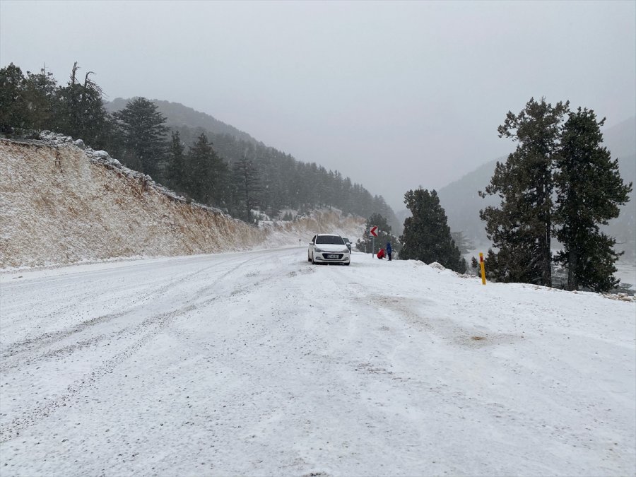 Antalya'nın Kaş İlçesinde Yüksek Kesimler Beyaza Büründü