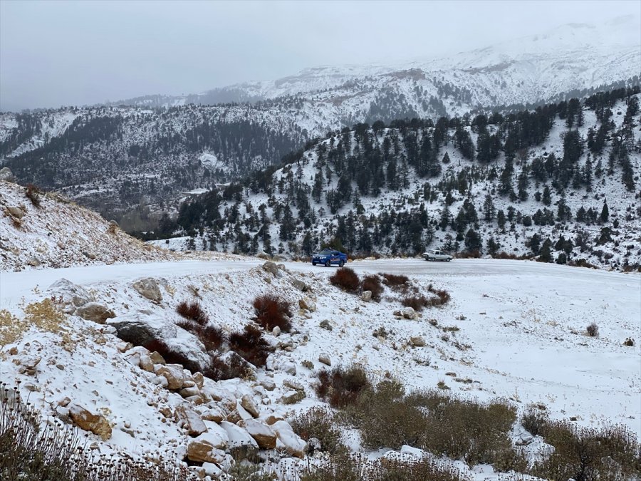 Antalya'nın Kaş İlçesinde Yüksek Kesimler Beyaza Büründü