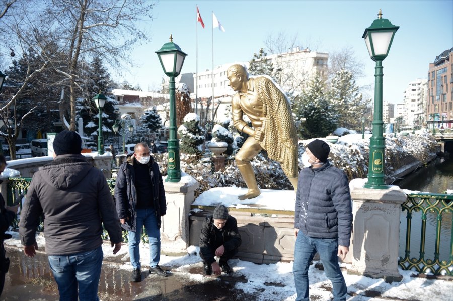 Eskişehir'de Porsuk Çayı'na Düşen Kişi Kurtarıldı