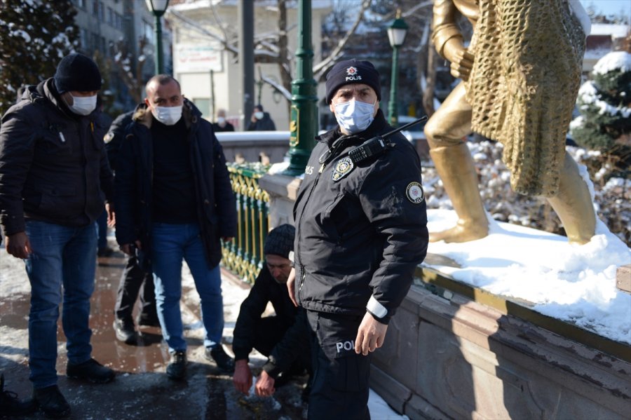 Eskişehir'de Porsuk Çayı'na Düşen Kişi Kurtarıldı