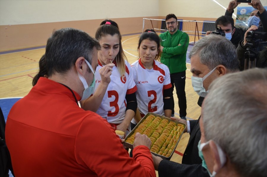 Karaman Valisi Işık, Goalball Kadın Milli Takımı'nı Ziyaret Etti