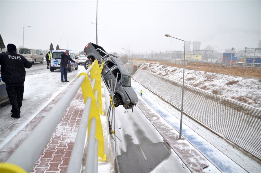 Konya'da Bariyerlere Çarpan Pikap Üst Geçitte Asılı Kaldı
