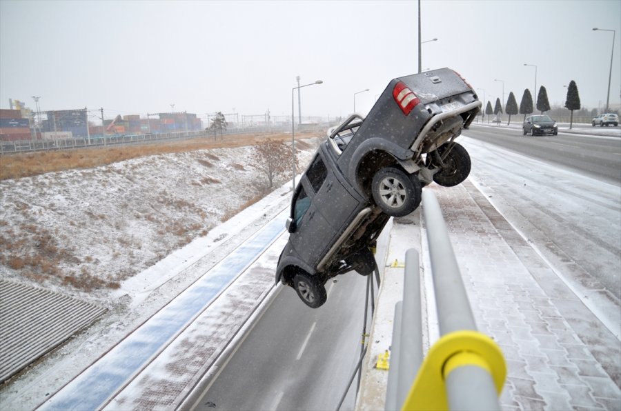 Konya'da Bariyerlere Çarpan Pikap Üst Geçitte Asılı Kaldı