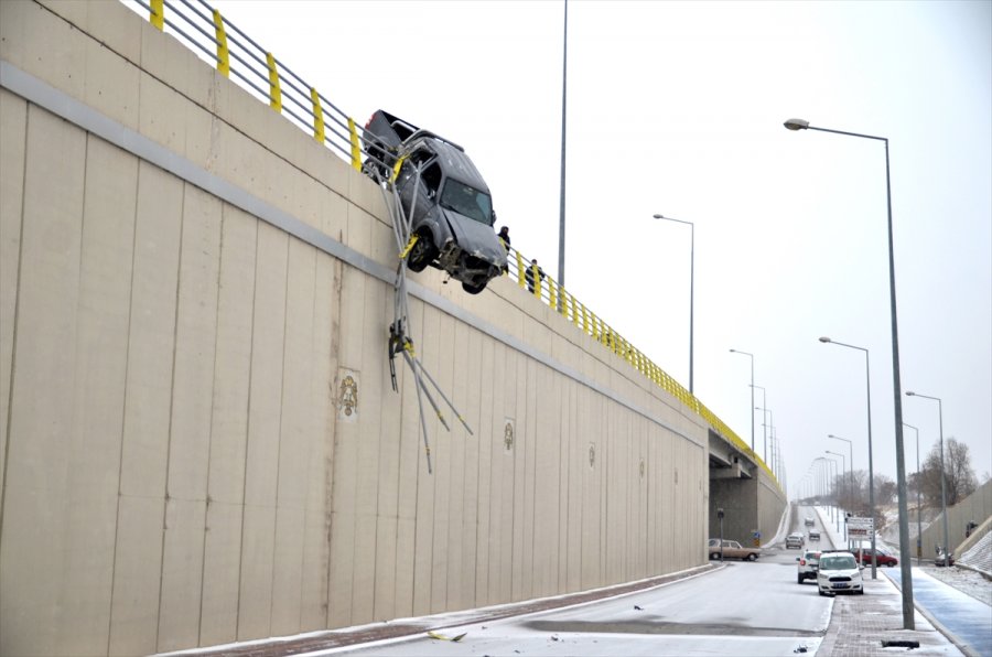 Konya'da Bariyerlere Çarpan Pikap Üst Geçitte Asılı Kaldı