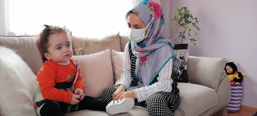 Konya'da Özşen Çifti, Enzim Hastası Kızlarının Tedavi İçin Yardım Eli Bekliyor