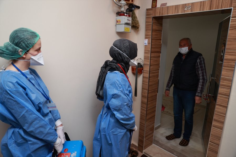 Yurt Genelindeki 90 Yaş Ve Üstü Evlerinde Aşılanıyor