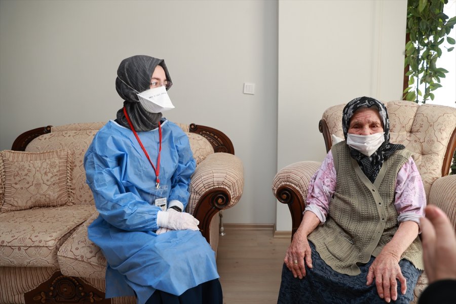 Yurt Genelindeki 90 Yaş Ve Üstü Evlerinde Aşılanıyor