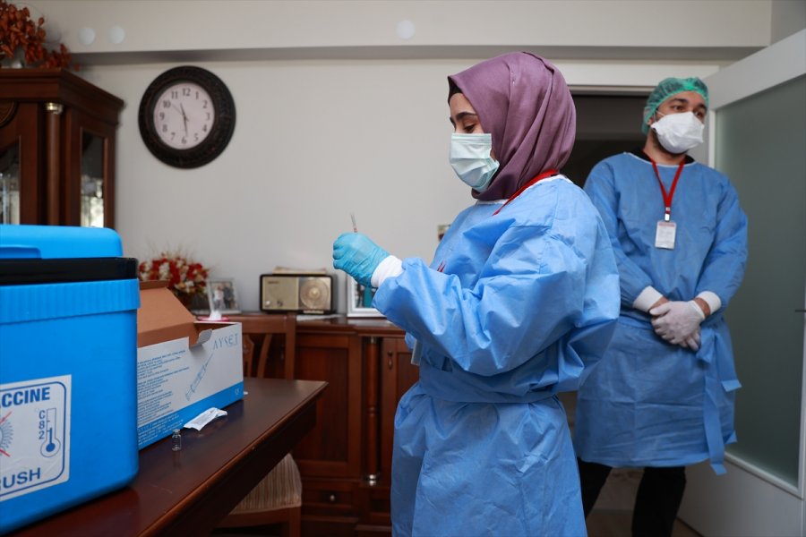 Yurt Genelindeki 90 Yaş Ve Üstü Evlerinde Aşılanıyor