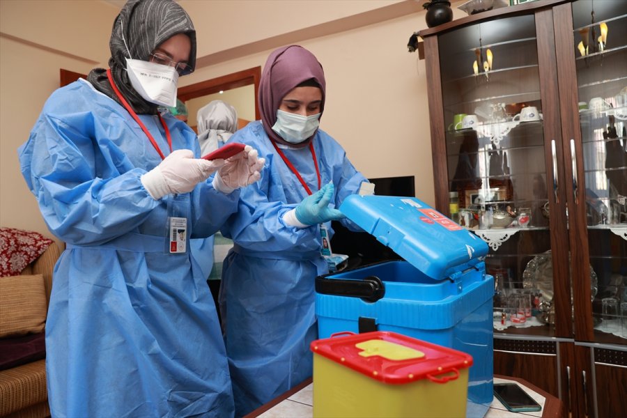 Yurt Genelindeki 90 Yaş Ve Üstü Evlerinde Aşılanıyor