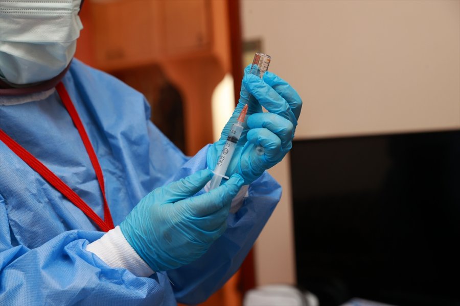 Yurt Genelindeki 90 Yaş Ve Üstü Evlerinde Aşılanıyor