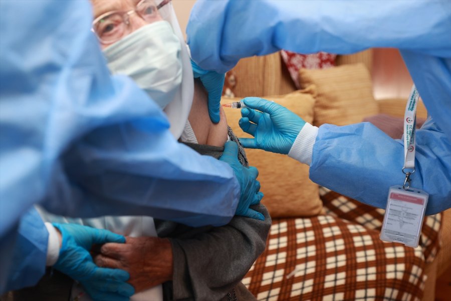 Yurt Genelindeki 90 Yaş Ve Üstü Evlerinde Aşılanıyor