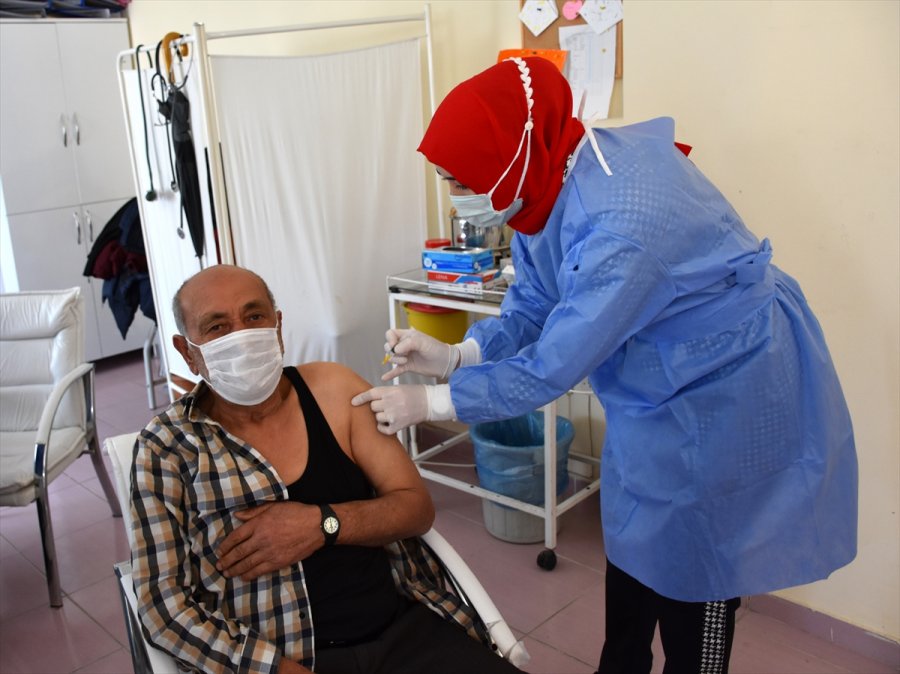 Aksaray'da Huzurevleri Ve Bakımevleri Sakinleri İle Personeline Kovid-19 Aşısı Yapılıyor