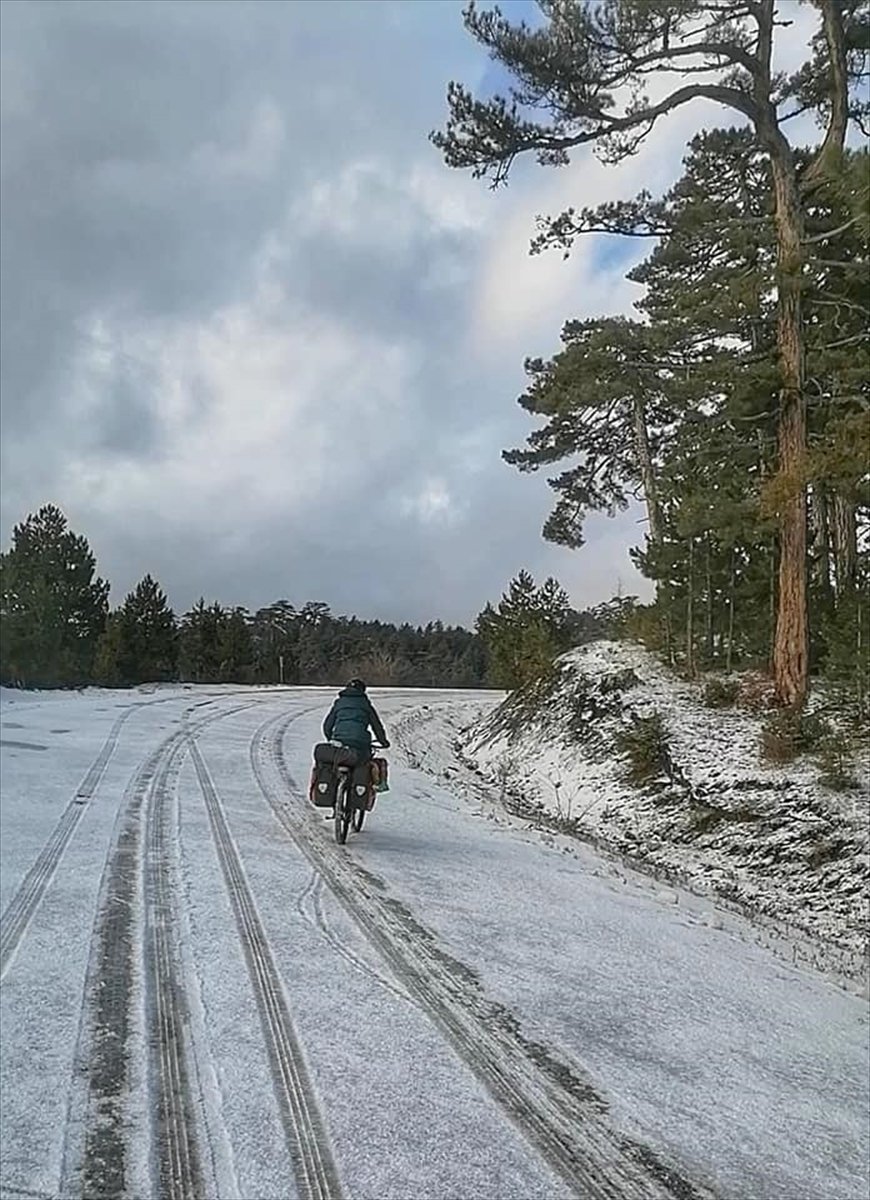 Bisikletiyle Dünya Turuna Çıkan Brezilyalı, Yolda Kara Yakalanınca Yardımına Belediye Başkanı Yetişti