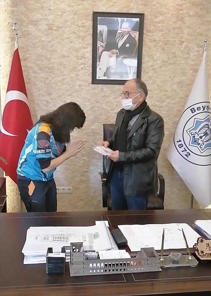 Bisikletiyle Dünya Turuna Çıkan Brezilyalı, Yolda Kara Yakalanınca Yardımına Belediye Başkanı Yetişti