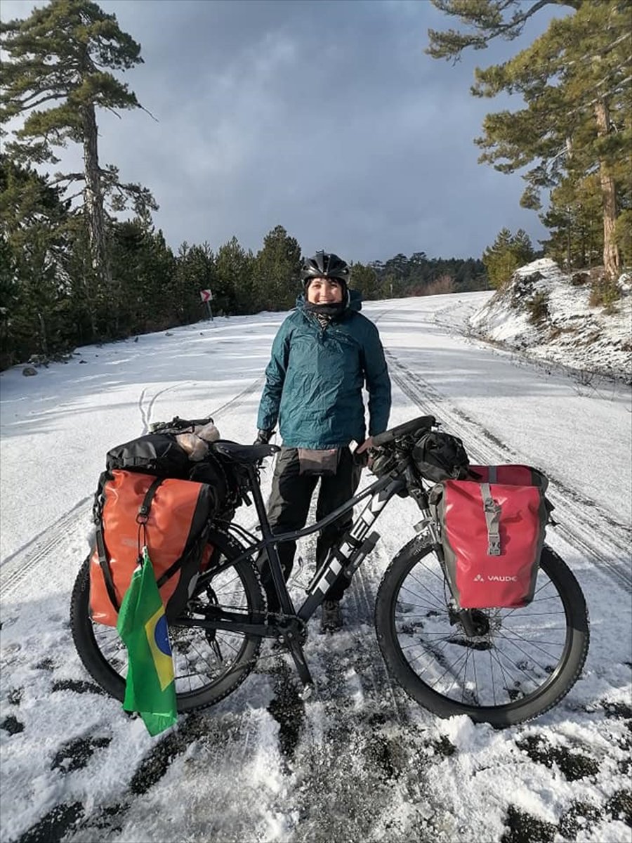 Bisikletiyle Dünya Turuna Çıkan Brezilyalı, Yolda Kara Yakalanınca Yardımına Belediye Başkanı Yetişti