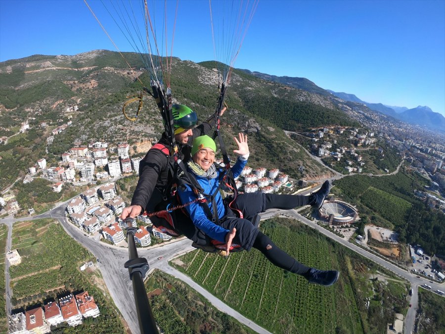 Dünya Turuna Çıkan Japon Turist Alanya'da Yamaç Paraşütü Atlayışı Yaptı