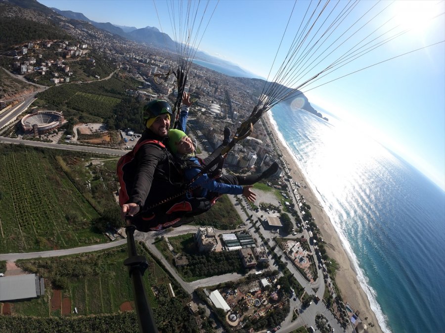 Dünya Turuna Çıkan Japon Turist Alanya'da Yamaç Paraşütü Atlayışı Yaptı