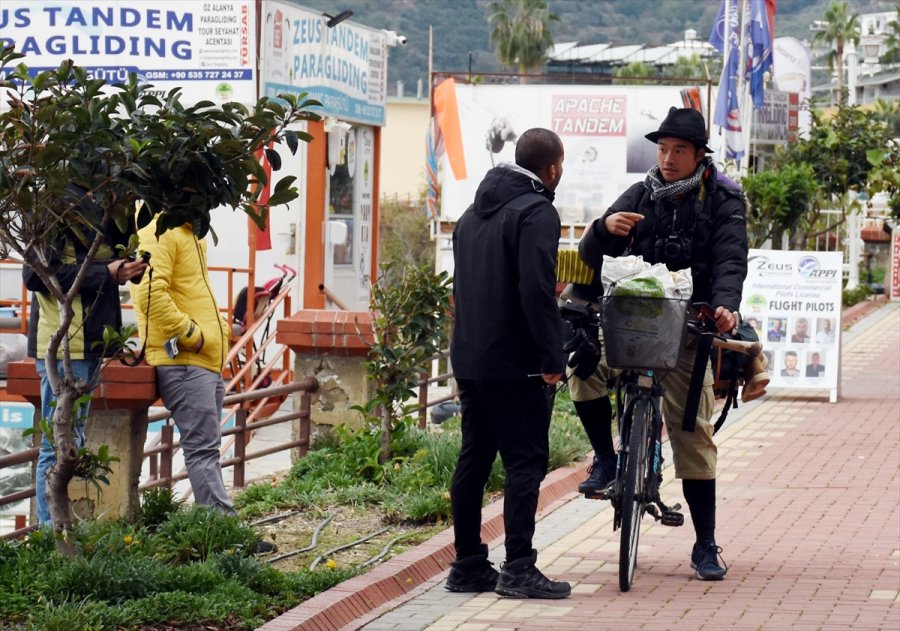 Dünya Turuna Çıkan Japon Turist Alanya'da Yamaç Paraşütü Atlayışı Yaptı