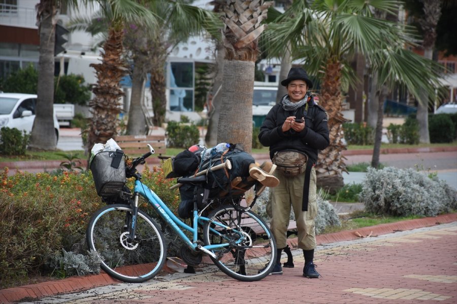 Dünya Turuna Çıkan Japon Turist Alanya'da Yamaç Paraşütü Atlayışı Yaptı