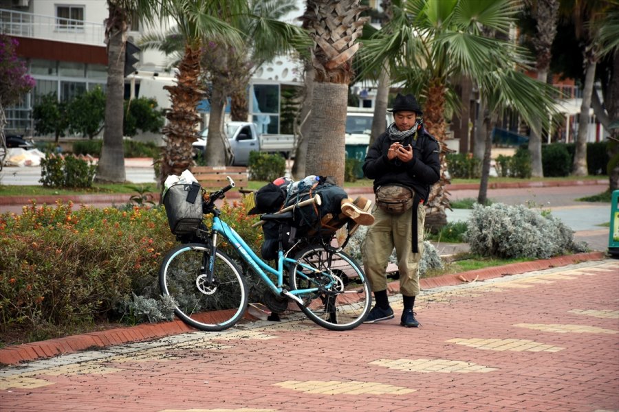 Dünya Turuna Çıkan Japon Turist Alanya'da Yamaç Paraşütü Atlayışı Yaptı